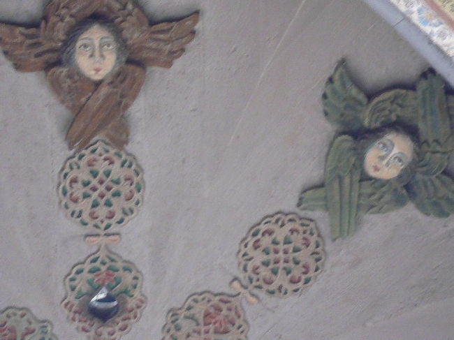 拡大すると、キリスト教の絵画にのってる焦点の合わない目をした人の顔に。<br />何か神聖な意味合いはあるのだろうけど、人の顔をした鍵みたいで、どことなくシュール。