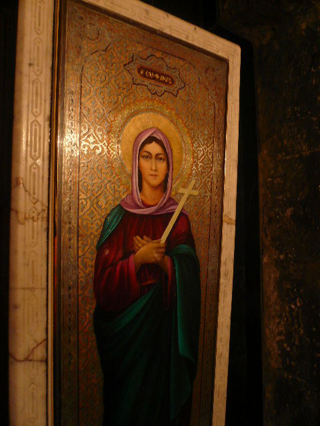 地下にあった薄暗い展示室に飾られていた絵画。<br />なんかキリスト教の絵って目を閉じているかどこかあさっての方向を向いているイメージがあるけど、この絵の女の人は真っ直ぐにこちらを見ている。珍しい。