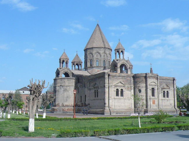 エチミアジン教会をあとにした。<br />次はリプシメ教会に立ち寄って、エレヴァン市内に戻る。<br /><br />教会の周りにたくさんいたタクシードライバーの一人に声をかけたけど、アルメニア語もロシア語も分からないので(汗)電話で英語の話せる人を呼んでもらって、リプシメ教会に行ってほしいことを伝えた。<br /><br />それにしても、教会に空の青が映えてホントに綺麗だなあ。