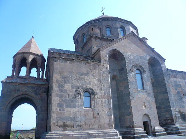 リプシメ教会。<br />こちらは、どっしり、荘厳としたエチミアジン教会とは違ってひっそり、こぢんまりした印象。<br />