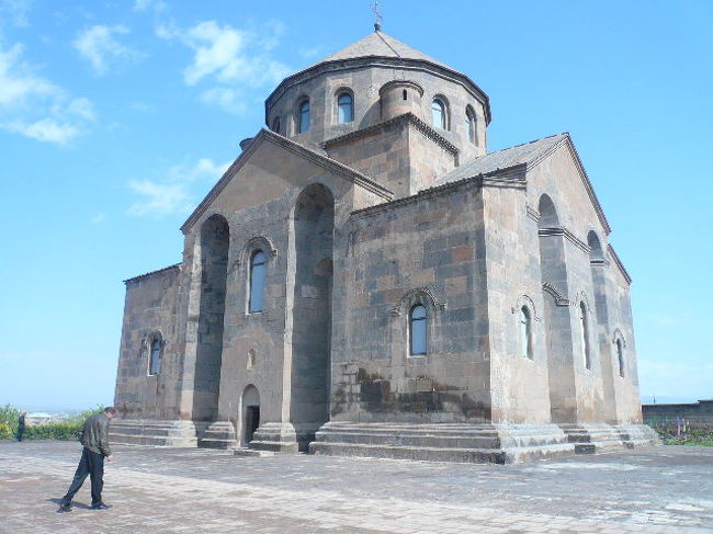 コロンとした丸い形がいいなって思った。<br />そんなに写真は撮らなかったから、ドライバーさんから、写真撮らないの？って不思議そうにされた。<br /><br />市内に戻る前に、ほんとは、途中にあるズヴァルトノツ遺跡も見たかったのだけど、伝わっていなかったようで、残念ながら見られず！<br /><br />マテナダラン博物館の行き方を教えてもらって、ドライバーさんと別れた。