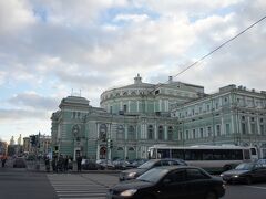 薄い緑色の建物、マリインスキー劇場です。