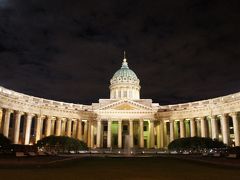 劇場裏手のバス停から27番バスでネフスキープロスペクト駅のバス停で下車。
カザン大聖堂のライトアップは圧巻です！

バスのルートはGoogle Mapで検索。
キリル文字表記のマリインスキー劇場周辺バスマップはこちら

http://gortrans.vpeterburge.ru/all/allbus/1.gif

バスはP23/1人（2012/10現在）
乗車してから車掌に支払います。
車掌は目立つベスト着用してました。