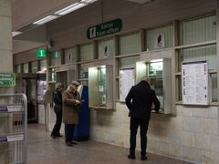 ドキドキしながら地下鉄へ。

2号線、ネフスキープロスペクト駅に何とか到着しました。
改札を通るジェトンは窓口で購入します。

P27/1人（2012/10現在）