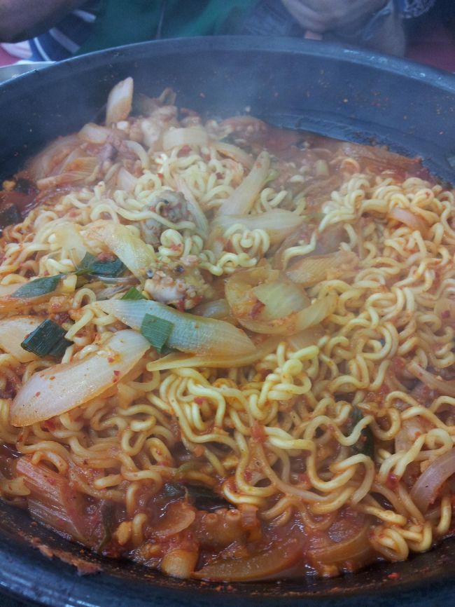 ラーメンも投入。ダシがきいて辛いだけでなく甘みもあってとても美味でした！また行きたいー