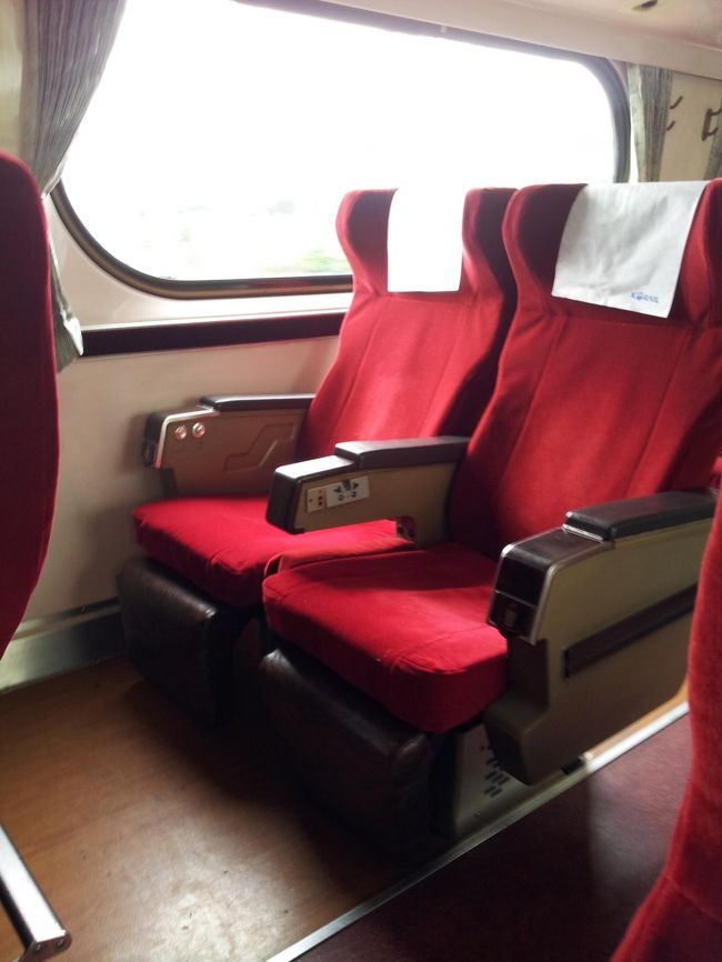 明るいところで見ると席はこんな感じ。