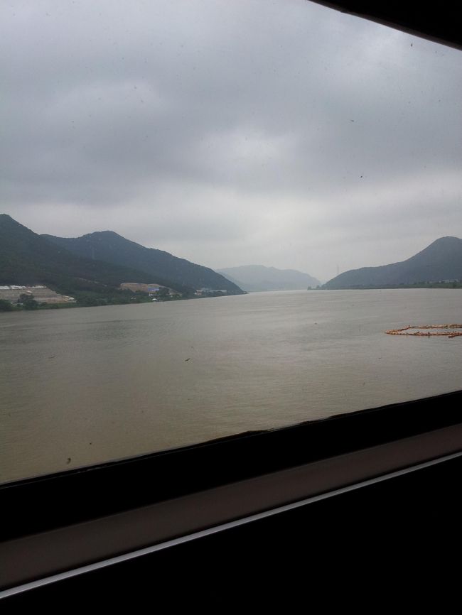 釜山の町をすぎると、こんな風景に。黄河みたい（想像比）