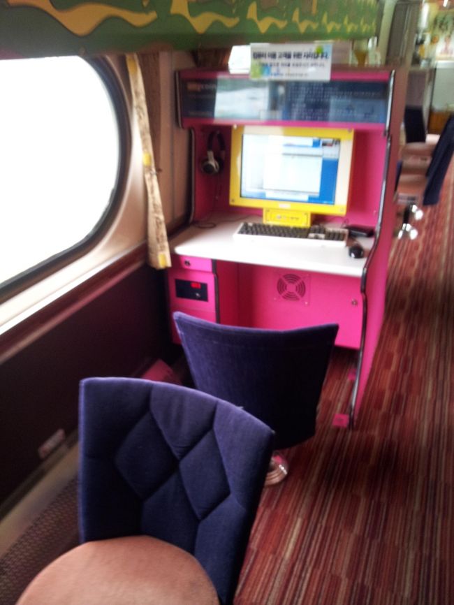 セマウル号で楽しみだったのが、娯楽施設。電車に売店、PC、ゲーム機、マッサージチェア、カラオケ部屋があるのです！<br />こういう設備付きの電車を見たことがなかったのでわくわく。<br />これはPC。