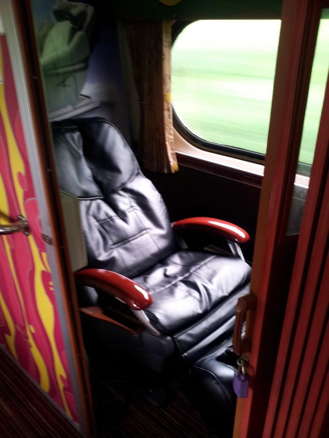 マッサージチェア。車窓の景色を見ながら気持ち良さそう。