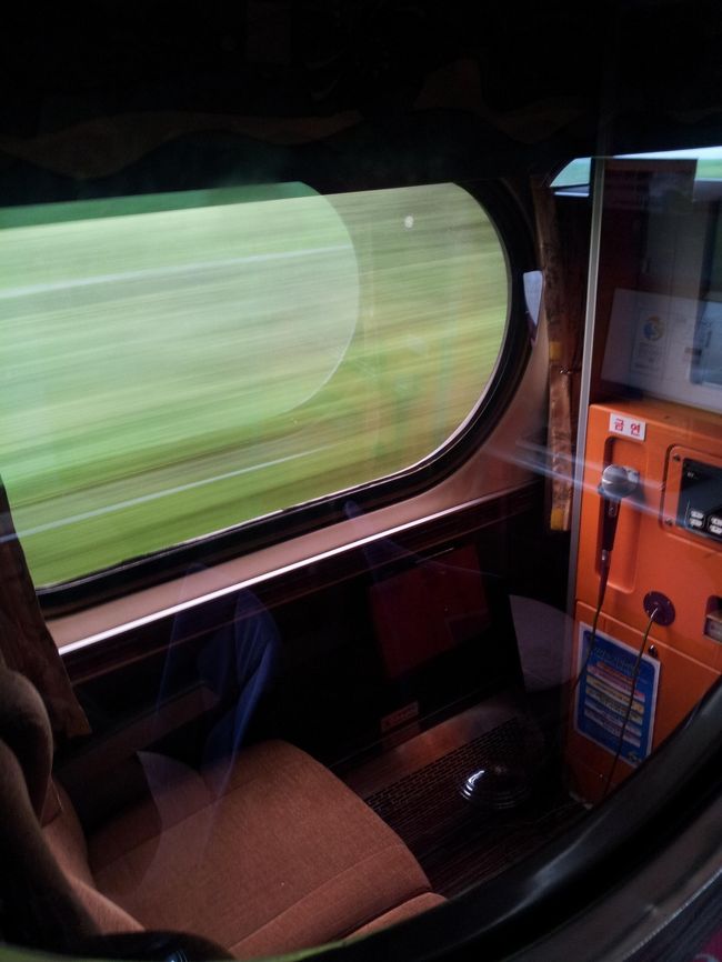 カラオケ部屋。