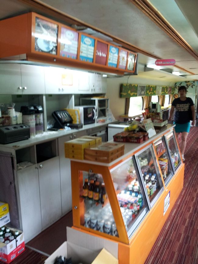 売店。このときは何故か無人。