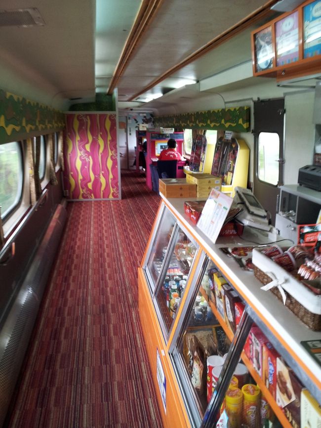 売店側から反対側を見た図。<br />長距離列車旅の気分転換にあるといいなあと思いました。早いだけじゃなくて、こういう移動時間を楽しむ工夫がある列車が好きです。