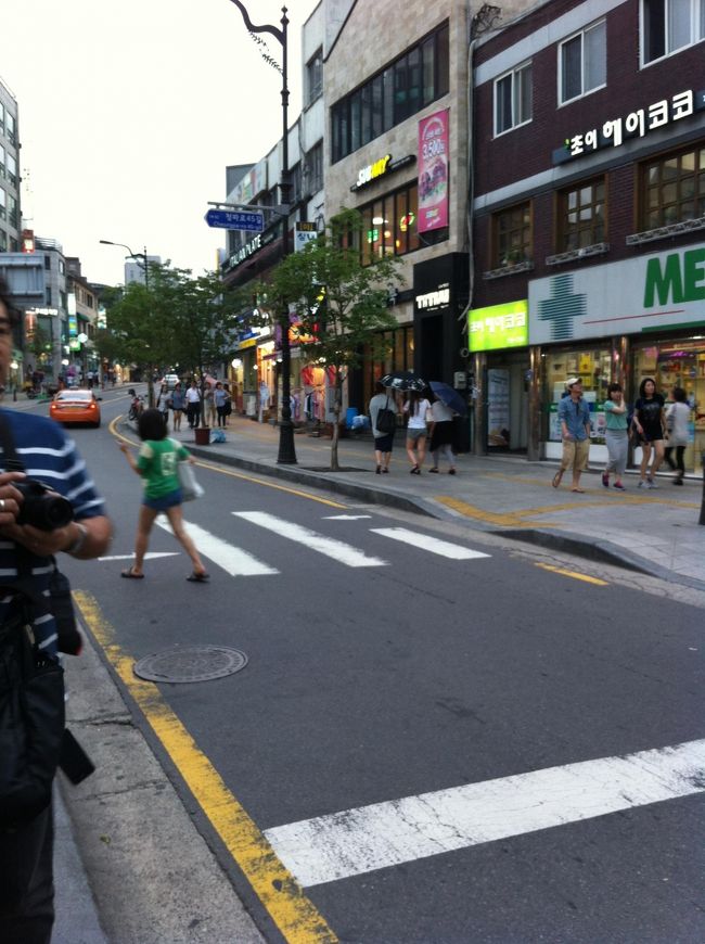 女子大の近くなのでカフェや洋服屋、コスメショップもちらほら。