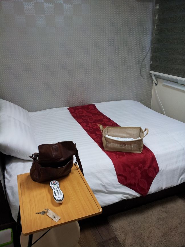 部屋はまだ新しいようできれい。<br />ちなみに今回予約内容と実際の案内が違ったのでちょっともめました。<br /><br />予約サイトのコメントを見ていると、そういうことが他にもあったみたいなので、その点はちゃんと自己責任で気をつけておいた方がよさそうです。<br />バス・トイレ共同の建物とバストイレ付きの部屋の建物と所有しているということなので、予約内容と違う建物に案内されることのないよう要注意。<br />そういうこと以外、場所＆部屋のきれいさ等は十分なんじゃないかなあと思います。