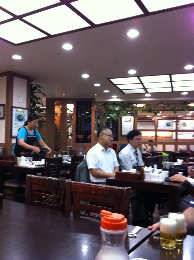 店内は結構広かったです。ちょうど退勤した人たちが一杯やってました。