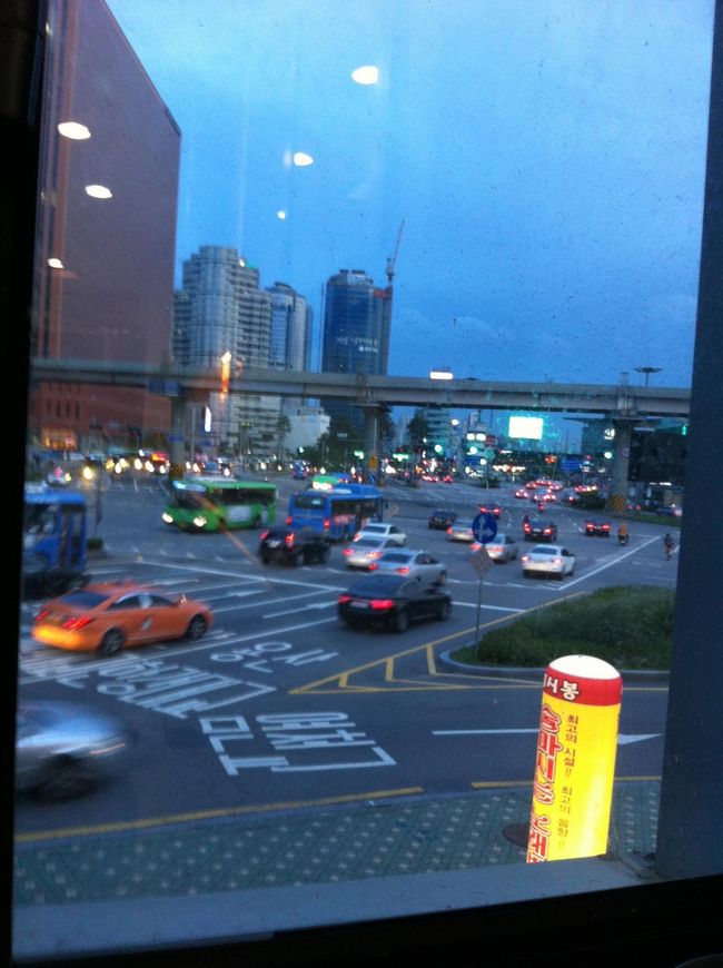 ソウル駅前の景色を見ながら食事ができます。