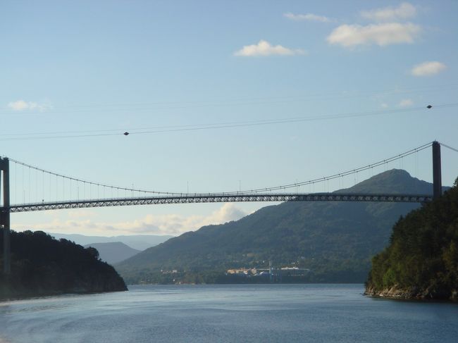 ホテルをチェックアウトし<br />いよいよフィヨルドクルーズへ出発<br /><br />雄大〜<br /><br />カシミアセーターにウインドブレーカーを着てても<br />デッキに出ると寒い・・写真を撮るときだけ外に出て<br />あとは船の中<br /><br />バレストランドで下船し今日はここで１泊