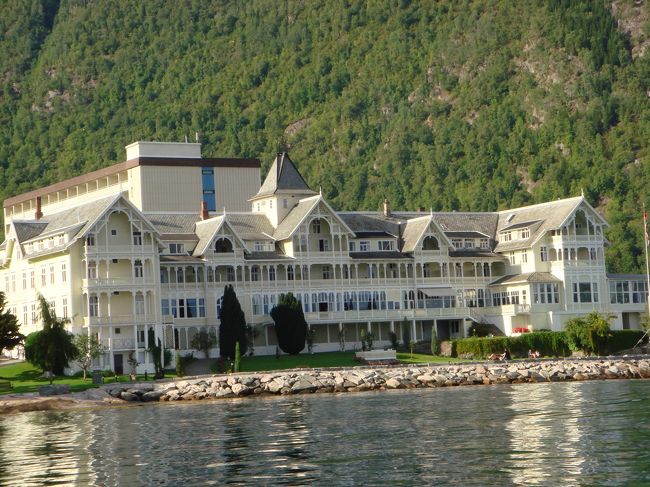 ホテルで無料の手漕ぎボートを借りて<br />湖を一周<br /><br />８月なのに<br />さ、寒い〜<br />