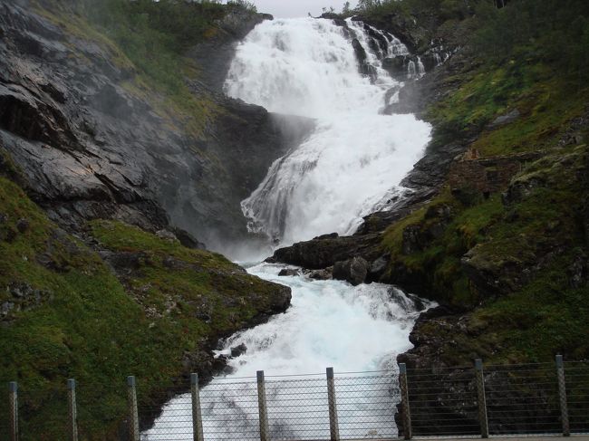 今日はバレストランドから船に乗り<br />フロムへ。<br /><br />フロム鉄道<br /><br />滝の前で少し停車<br />みんな外へ出て写真撮影<br /><br />音楽が流れ出し衣装を着た女の人が踊りだした・・<br /><br />この後は電車を乗り継ぎオスロへ