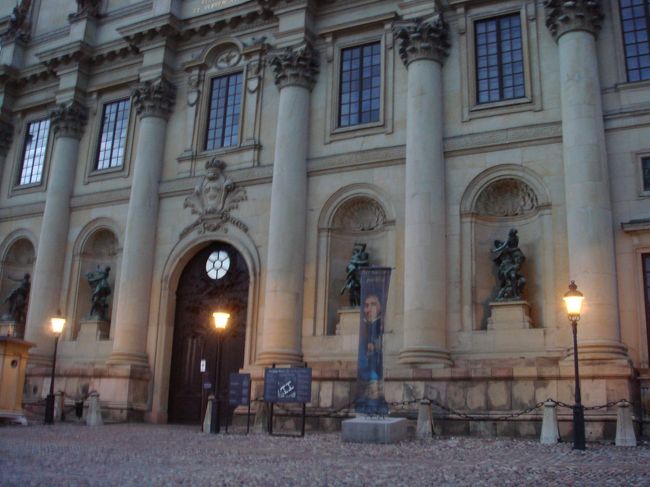 オスロからストックホルムまで電車で移動<br />駅でシュリンプサンドと飲み物を買って乗車<br />電車が動き出したらシュリンプサンドが配られた・・<br />1等車は食事つきだったのね<br /><br />電車の故障か何かで4時間遅れて深夜にストックホルム着<br />ここで3泊<br /><br />その後ヨーテボリからフェリーでキールへ<br />ステナライン<br /><br />出航10分前にチケットを買ったので<br />相部屋になる恐れのない4人部屋を2人で使用<br /><br />今回は成田からの到着地と出発地だけを決め<br />中間の行き先は決めない<br />行き当たりばったりの旅なので<br />ユーレイルの時刻表と地図だけが頼り・・