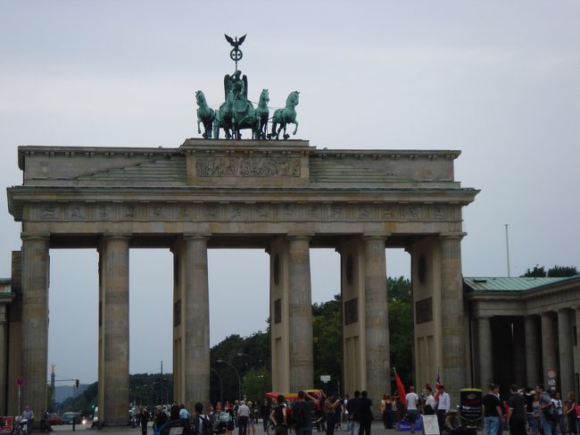 キールから電車でハンブルクへ<br /><br />ハンブルクからベルリンまでの乗り継ぎに<br />時間があったので街を散策<br /><br />フェスティバル中で露天がたくさん出ている<br />ソーセージ美味しい♪<br /><br />ベルリン中央駅<br />おぉ、新しい〜<br />お店も沢山あってキレイじゃないですか<br /><br />6年前にきた時は改装中で見えなかった<br />ブランデンブルク門<br />今回はちゃんと見えた