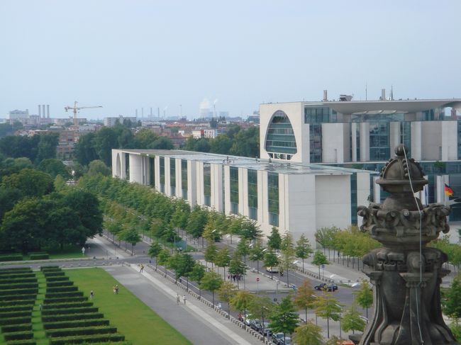 螺旋階段を登り連邦議会議事堂の屋上へ<br /><br />ベルリン市内一望