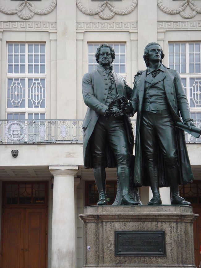 ワイマールの劇場広場<br /><br />ブーヘンヴァルト強制収容所を訪問<br /><br />これ以上ドイツは無理・・<br /><br />フランクフルトに戻り運航している電車を見つけ<br />バーデンバーデンへ<br />深夜着<br />ひと気もない駅でタクシーも停まっていない・・<br />どこに泊ればよいのか途方にくれているところで<br />1台のタクシー登場<br />運転手さんに紹介してもらったホテルで1泊<br /><br />フリードリヒスバートへ<br />男女に分かれたバスで、流れ作業のような施術を受ける<br />真ん中にある低温バスは混浴で裸の人がたくさん・・<br />入る必要はないのだけど<br /><br />リラクゼーションルームも完備していて素敵<br /><br />この後フランスへ移動するので短時間の滞在に。<br />次回はゆっくり来たいな<br />