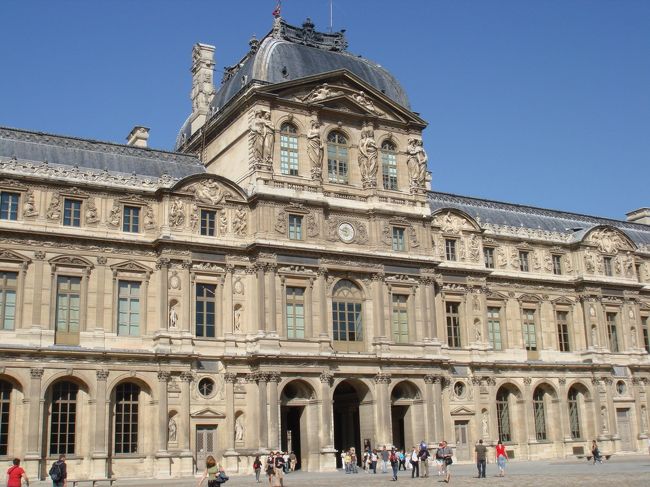 オルセー美術館<br /><br />混んでた・・<br /><br />美術鑑賞後は<br />上の階にあるレストランで休憩