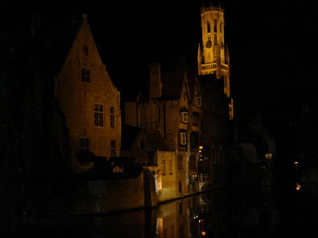 ブルージュの夜<br /><br />水面に映る建物がとても美しい