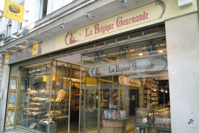 ホテルを出てとりあえす噂の小便小僧を探しに街に出ます。<br />パン屋チョコレート屋おかし屋さんのショーウィンドウ最強です!!