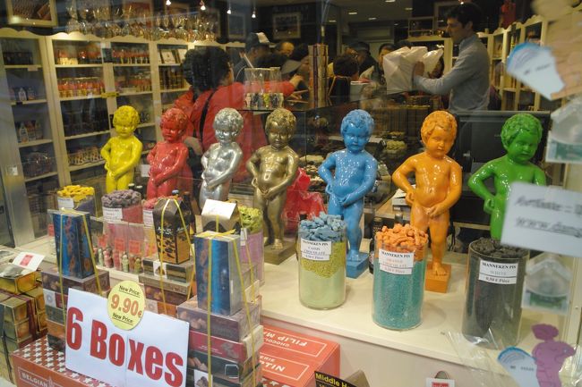 カラフルな小便小僧