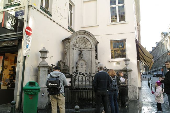 小便小僧ちっちゃい!!前情報で小ちゃいと聞いていなければ、さぞがっかりしたことでしょう。朝早くても、観光客が見にきています。