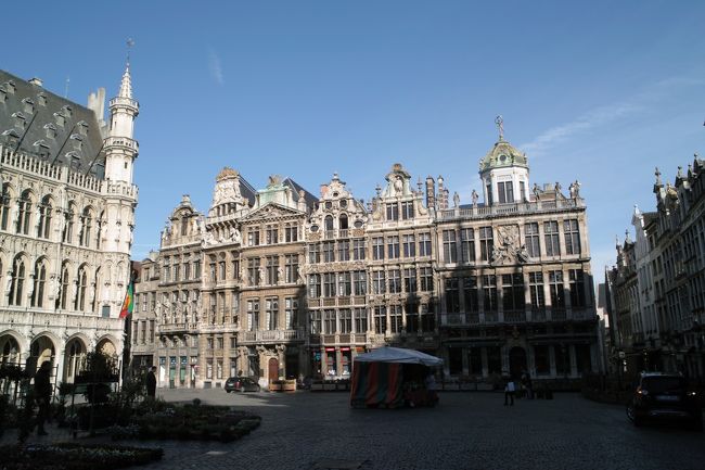 そして広場に移動。すぐです。<br />とてもキレイです、朝はこじんまりとしたお花の市が出ていました。<br />カフェで朝のコーヒーを飲んでいる人がけっこういます。