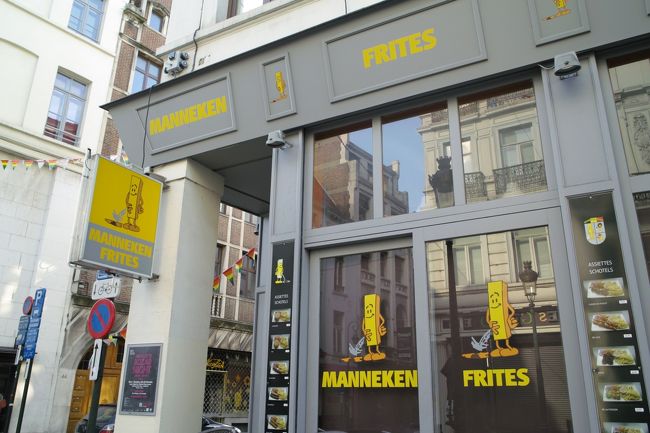 なんとなくうろちょろしてフリッツを食べに。肝心のフリッツの写真がないです……<br />フリッツ自体の味はやっぱり薄味です。ソースがないとちょっと食べにくいです。カリカリよりはホクホク?太めのポテトフライ。何件か食べたり他の人が食べているのを見ましたが、大体そんな感じのようです。<br /><br />正直、ポテトにマヨネーズをつけて食べるのは、あまり好みではありませんでした。マヨネーズも日本のような酸味のあるタイプではなく、ちょっとぼんやりしていて、ぼんやり＋ぼんやりでやっぱりぼんやり味だった気がします。<br /><br />