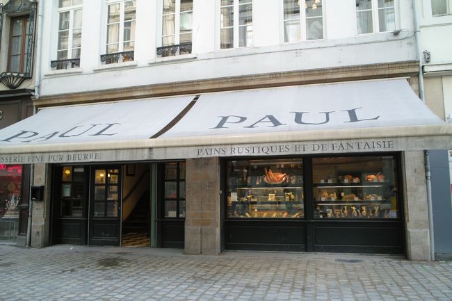 街をブラブラします。ヨーロッパに来ると必ず見ます、パン屋のPAUL。<br />美味しいけどここは外から見るだけ。