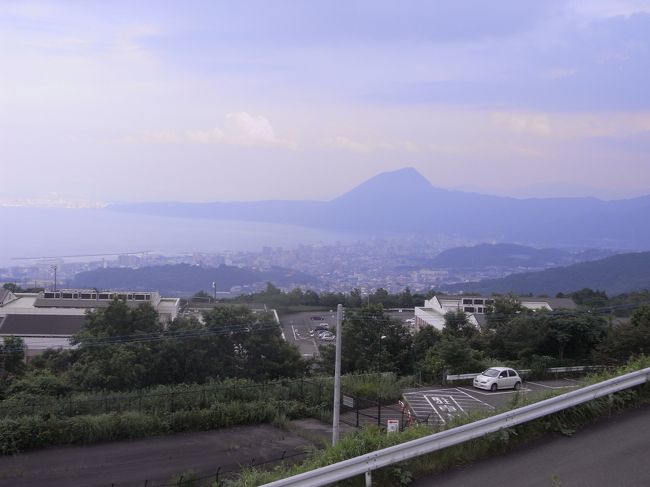 名前の通り、別府湾が見渡せます。<br />別府市街もよく見えて、多分海地獄らしき青い池みたいなのも見えました。<br />遠くに見える山は高崎山？？と勝手に思ってるんですがどうかしら。