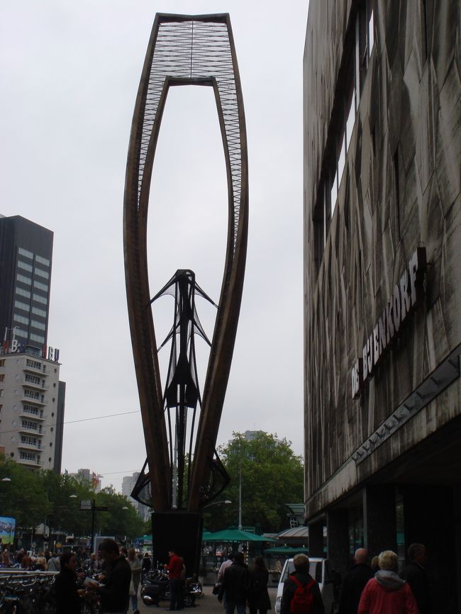 アントワープから日帰りでロッテルダムへ<br /><br />9月のヨーロッパは初秋のよう<br /><br />まずは駅のそばにある<br />Tourist Informationへ