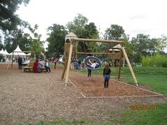 子供達が遊具で遊ぶ姿は万国共通で笑顔になれる