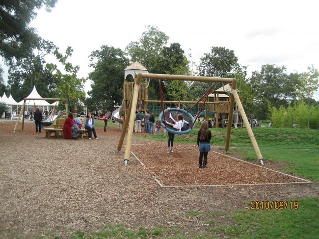 この様に子供が遊べる場所もあります。<br /><br />下は木のチップスで、優しくクッションになっていました。<br />此の近くにトイレ、食事する所があったと思います。<br />