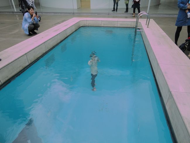 美術館の有料ゾーンの撮影は禁止です。<br /><br />こちらは、誰でもみれるものです。プール。<br /><br /><br /><br />雨が一時上がったので　プールの上から撮影<br />