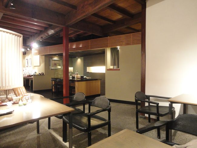 雨宿りも兼ねて、お茶屋さんに入りました。<br /><br />「茶房　一笑」さん<br /><br />加賀棒茶のお店でした<br /><br />手前側が喫茶部分<br /><br />奥が販売のお店<br /><br />二階がギャラリー<br /><br />とても居心地の良い空間で、飛び込みで入ったけれど<br /><br />大正解♪