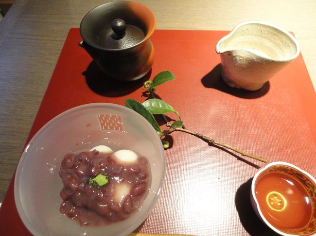 友人は　玉露にくずもちのセット<br /><br />器にも凝ってますね。