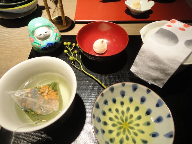 サービスで　テトラパック入りの玄米茶をいただきました。