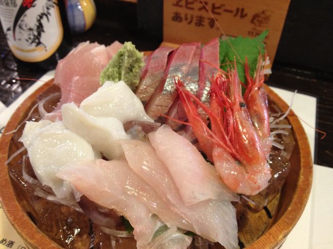 お造りの盛り合わせ<br /><br />桶に入ってます！<br /><br />新鮮でめちゃ美味しい。