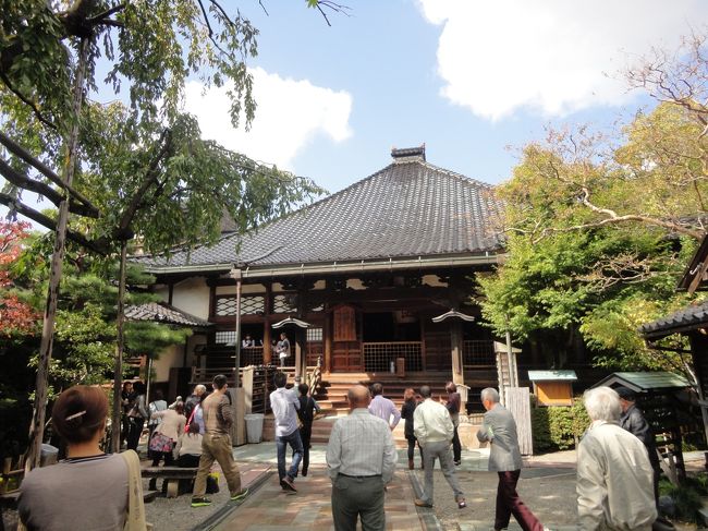 次に訪れたのは、忍者寺でおなじみの　妙立寺<br /><br />ここは拝観予約をしていなかったのですが、当日伺うと２０分後に拝観できると。<br /><br />忍者には全く関係ない前田家の出城ですが、いろいろ仕掛けがあるので、忍者寺といわれているそうです。<br /><br />内部を１時間１０分ほどかけて見学（団体で）<br />内部は撮影禁止でした<br /><br />