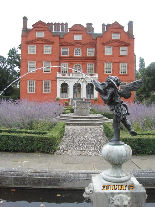 １８世紀にジョージ3世の療養のために使われたキュ―・パレス。<br />MAIN GETE近くにあります。<br /><br />英国王室最小といわれる宮殿で、1631年に裕福なオランダ商人によって建てられ、その後1729年にイギリス王国所有になった。<br /><br />私は入場していませんが、当時の服装の方が入口に居ます。