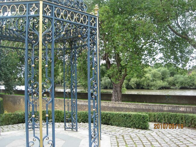 上の写真の此方側に、こんなパーゴラっぽい棚がありますが、下が土では無いので<br />飾りですね。