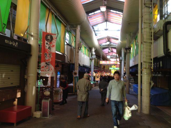 お昼ごはんと家へのお土産の海鮮ものを買いに　近江町市場にきました。<br />