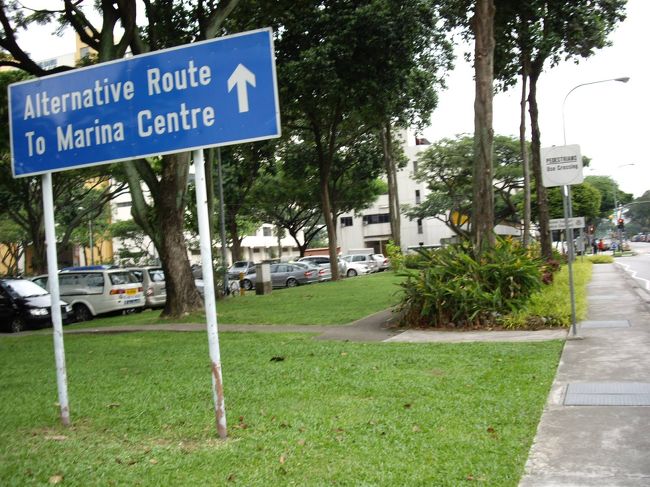 アラブストリートを目指す。目的は両替。 <br />最初は少々戸惑ったが、ムスタファセンターの両替所を発見。 <br />早速1万円をシンガポールドルに両替した。<br /><br />残りは空港でドルに両替したが78ドル残った。 <br />シンガポールではあまり金をつかわなったわけだ。 <br />