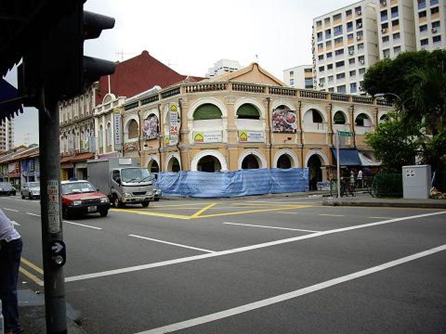 セラングーンロードを南へ進むとテッカセンターホーカーズとＫＫマーケットがあった。 <br />リトルインディア周辺は、さまざまな商店が通りに面して並んでいる。 <br />道路が広いので、それほど圧迫感はないが、商店前の歩道はかなり狭く歩きづらい。 <br />